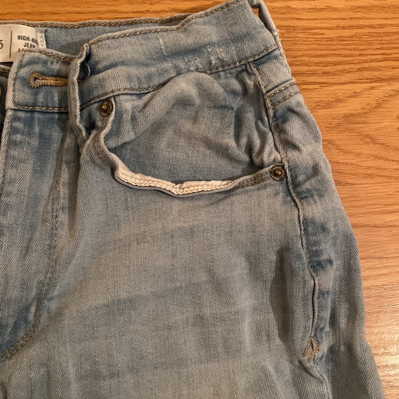 Women’s size 5/6 light wash ripped skinny jeans - Picture 6 of 9